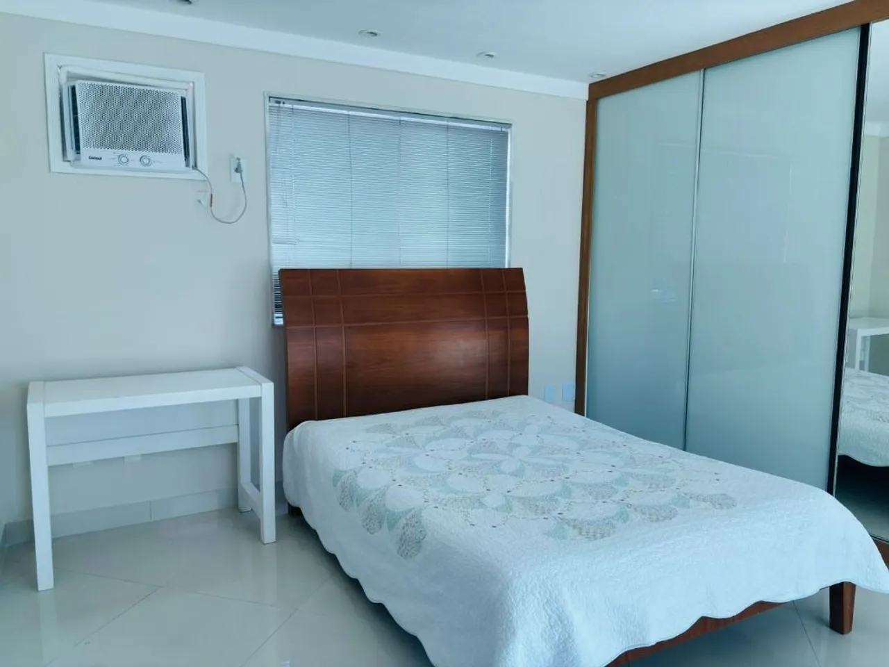 House with 5 bedrooms and a modern glass balcony — photo 5