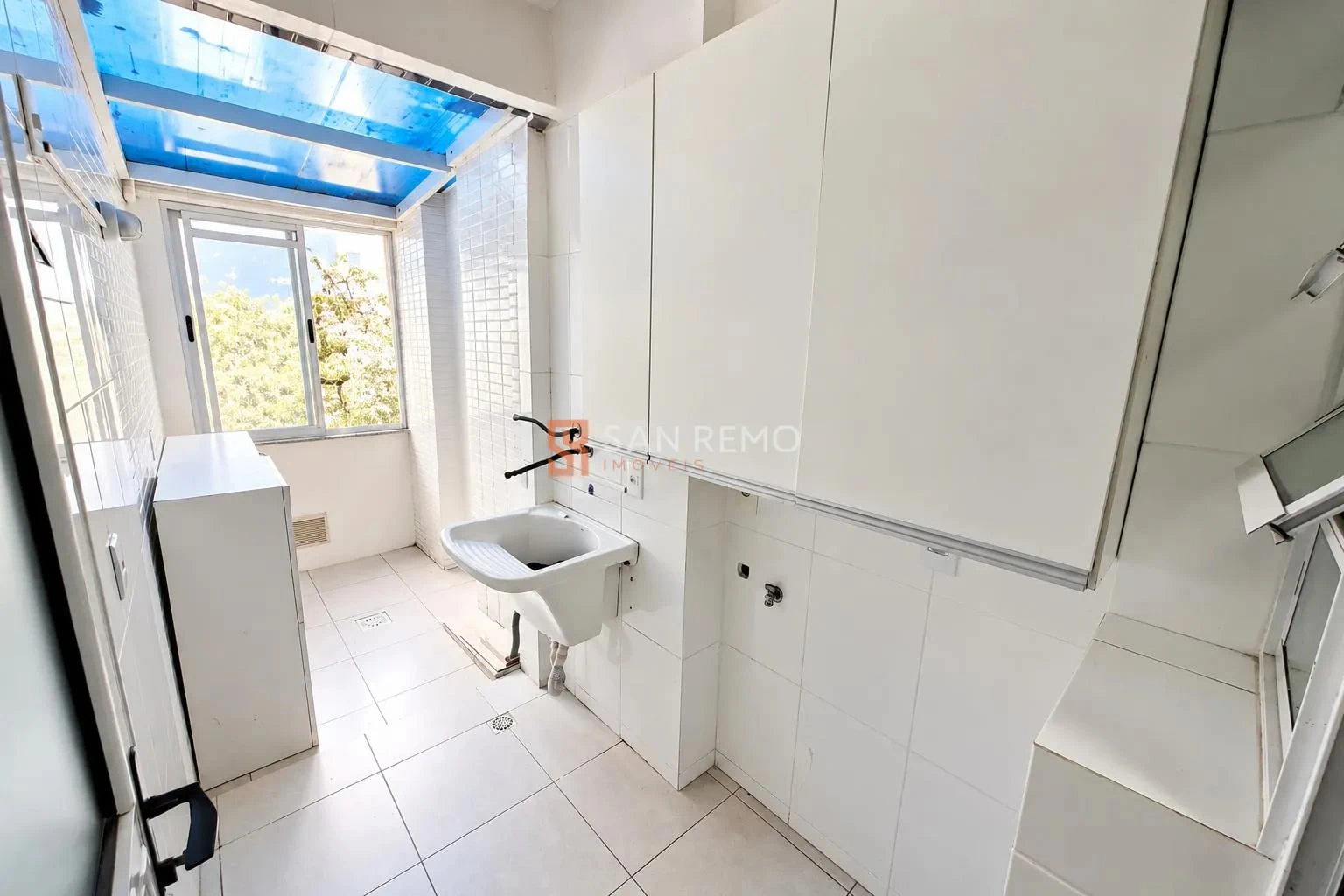 Balcony with a grill in a 3-bedroom apartment, 87 m² — photo 4