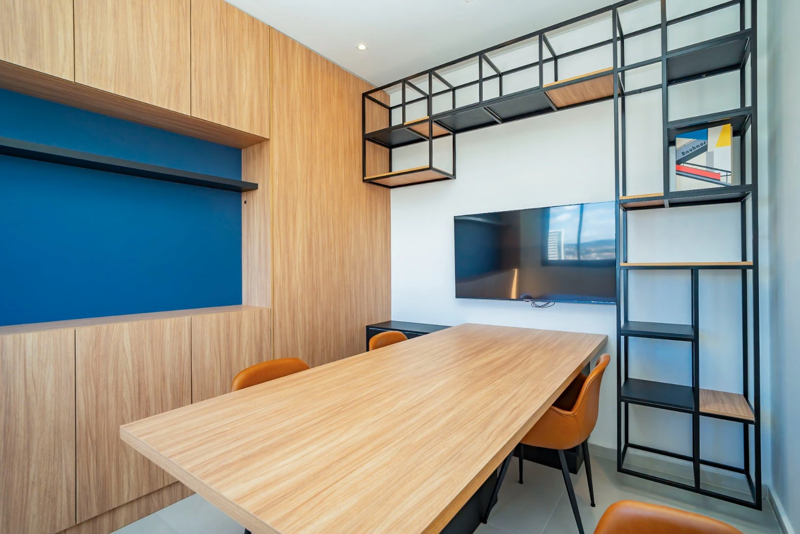 Furnished studio in a building with a coworking space — photo 7
