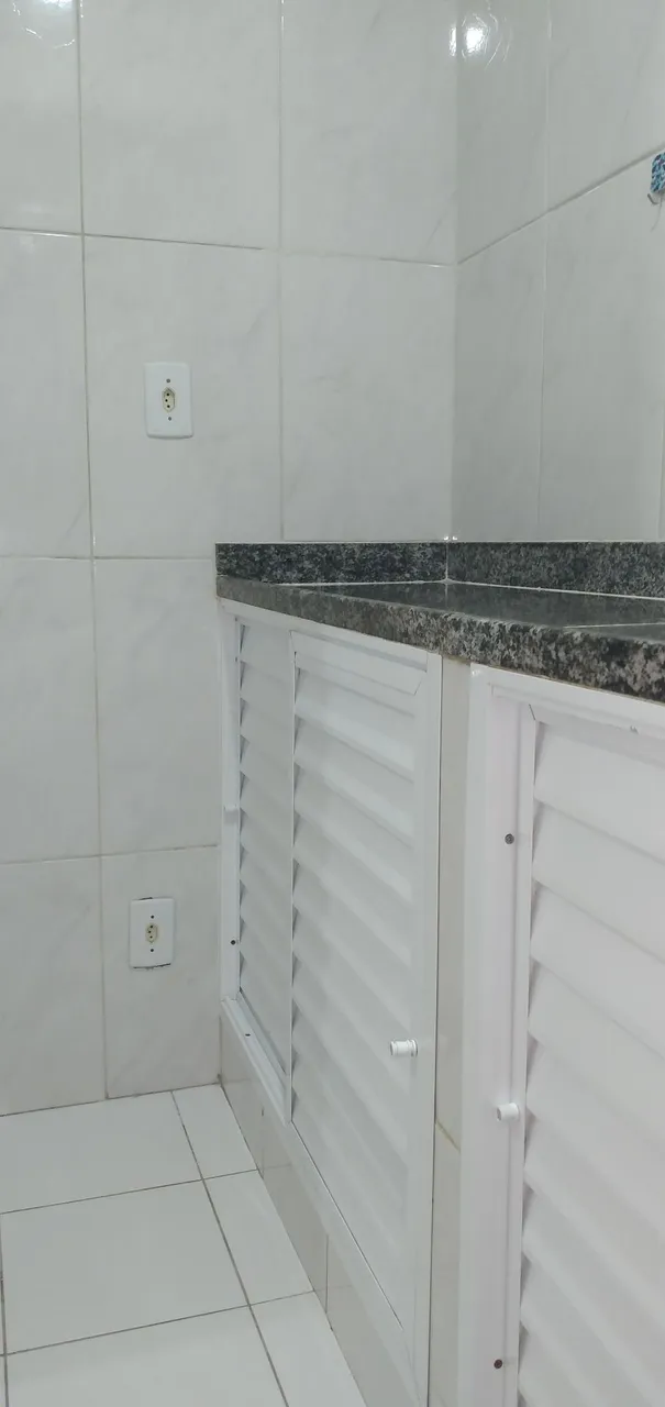 Unfurnished 1-bedroom apartment with elevator and glass shower — photo 3