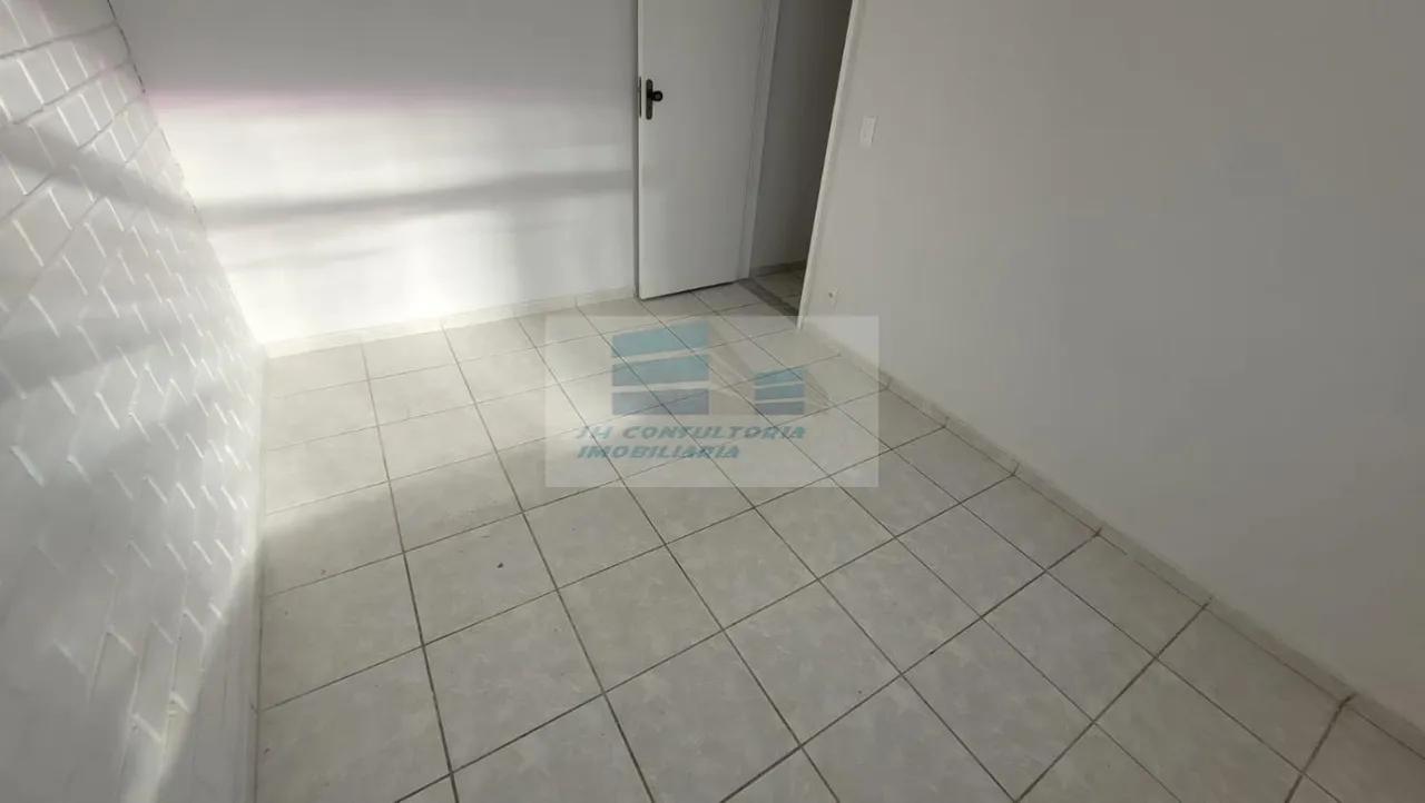 Empty apartment with 2 bedrooms and a gas stove — photo 12