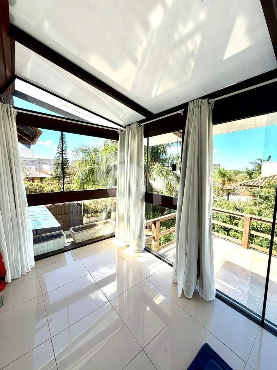 Furnished house, 224 m², with floor-to-ceiling windows — photo 21