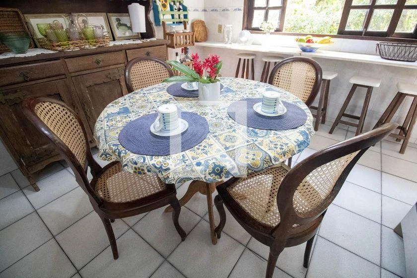 Furnished house with 4 bedrooms and 215 m² — photo 7
