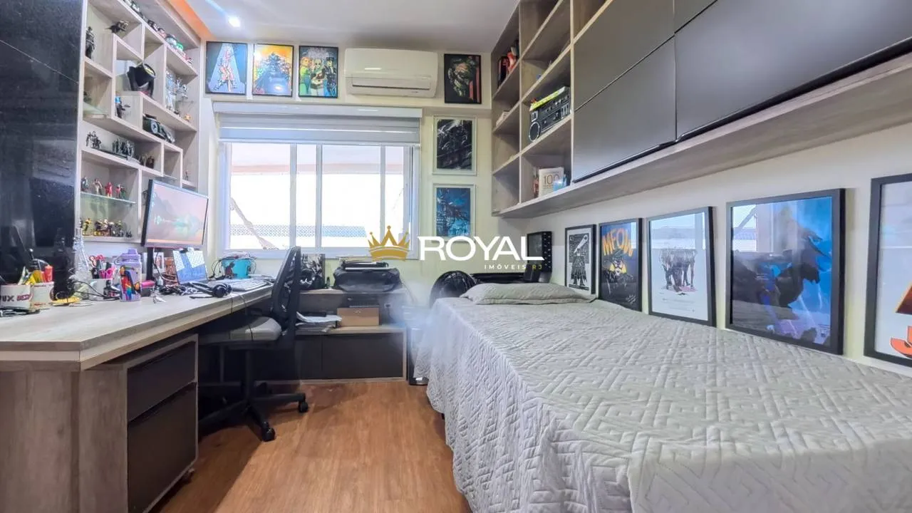4-bedroom apartment in a building with a pool — photo 4