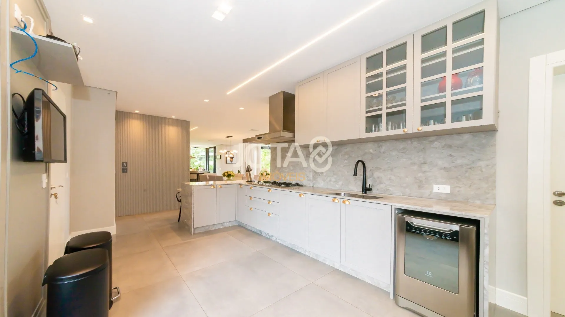 Unfurnished apartment with 3 en-suite bedrooms and balcony — photo 15