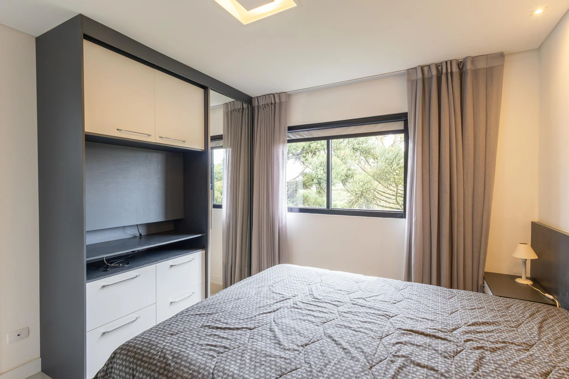 2-bedroom apartment with a glass-enclosed balcony — photo 8