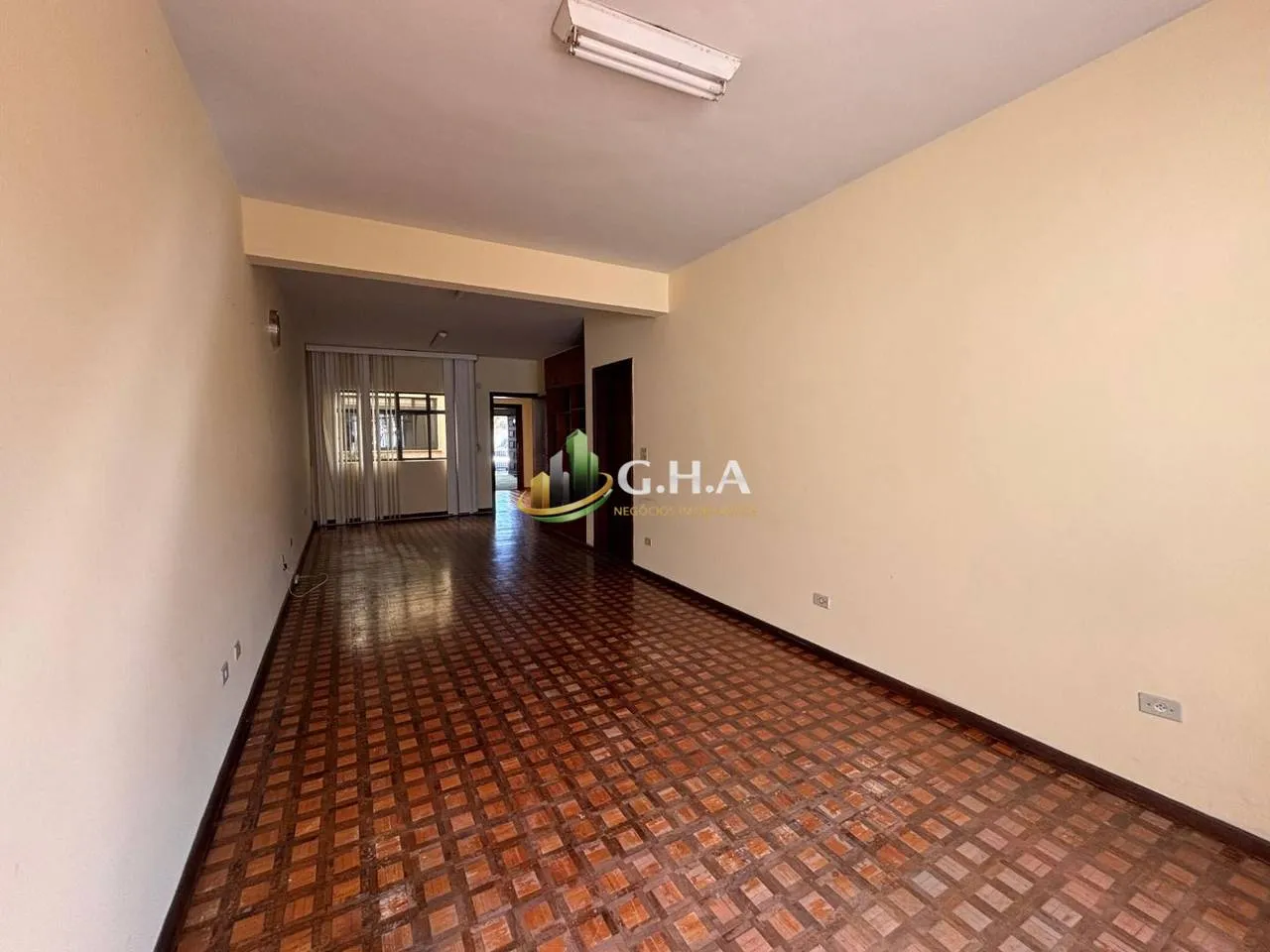 House, 368 m², with wood or laminate floors — photo 2