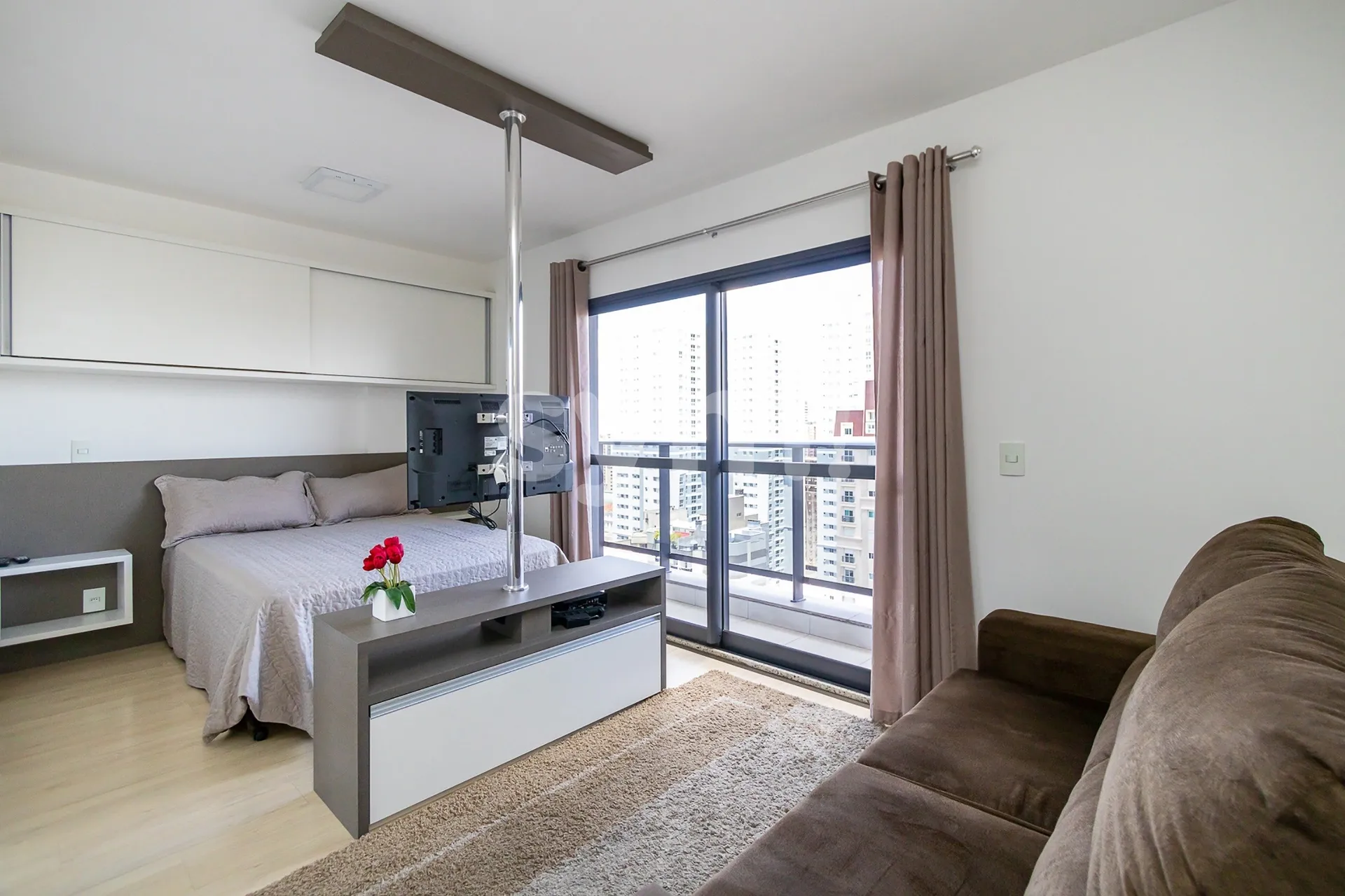 Furnished 1-bedroom apartment with a glass-enclosed balcony — photo 118