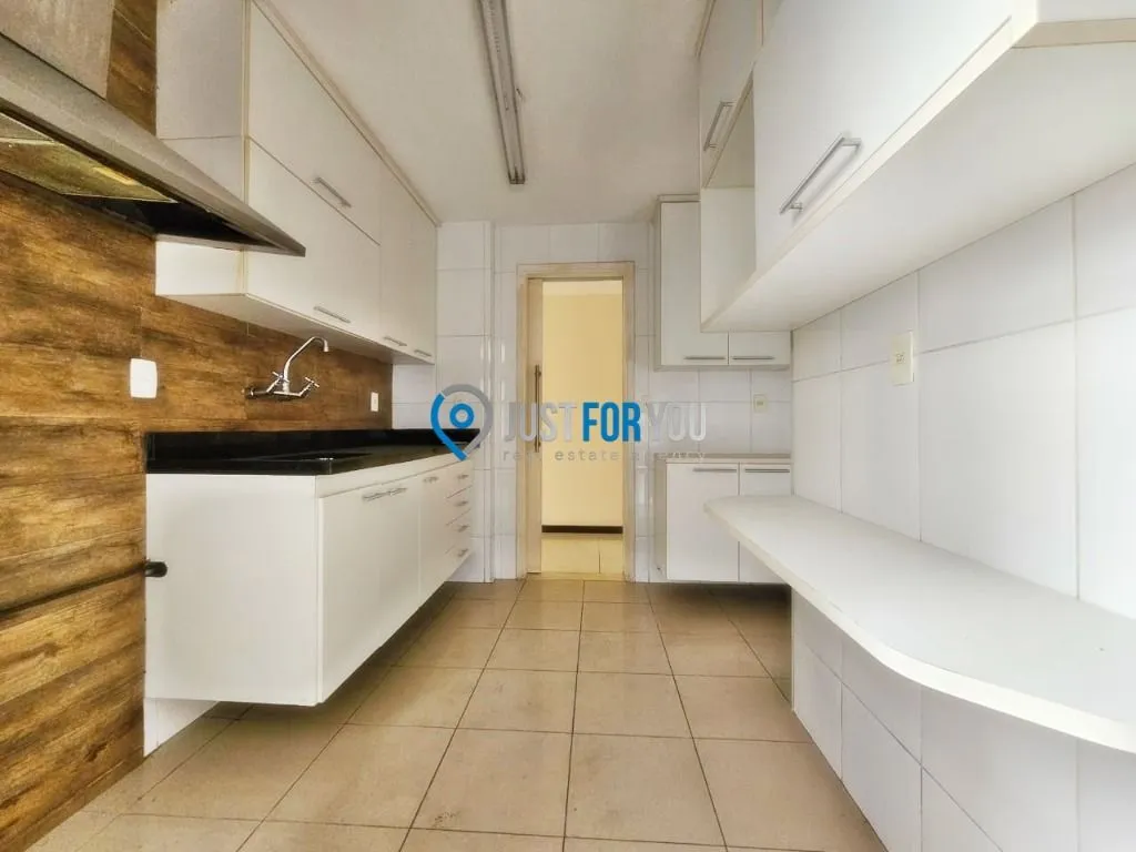 Apartamento com 3 dormitórios e varanda fechada de vidro — photo 16