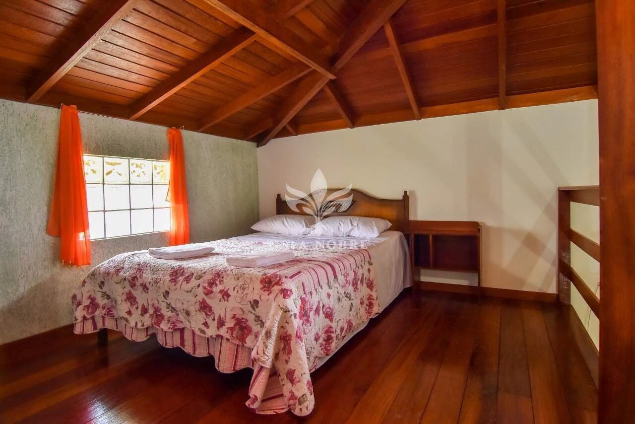House with 3 bedrooms, 1 en-suite, 4 baths and 6 spots