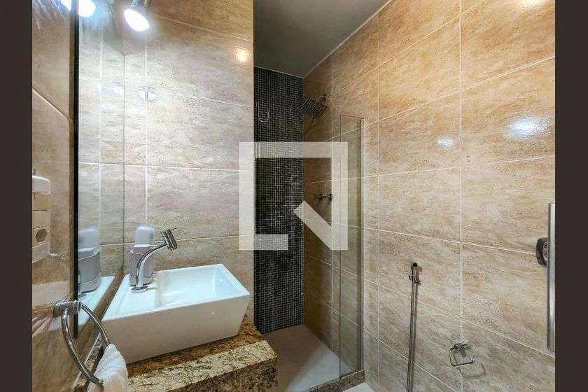 Apartamento de 2 quartos com box de vidro e ducha elétrica — photo 15