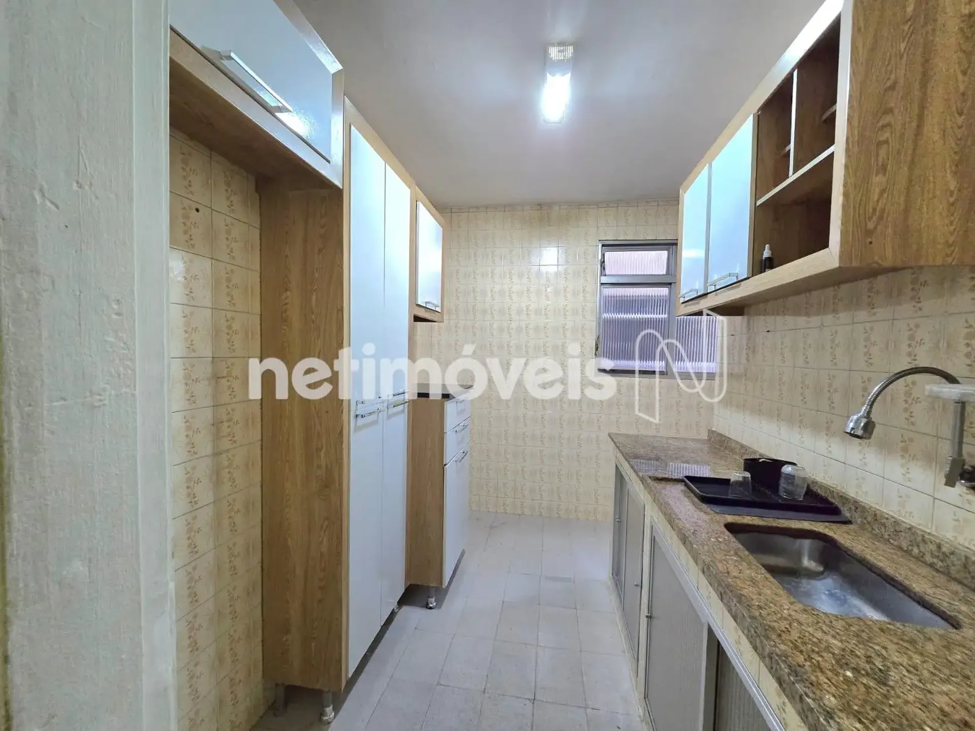 3-bedroom apartment with wood or laminate floors — photo 2