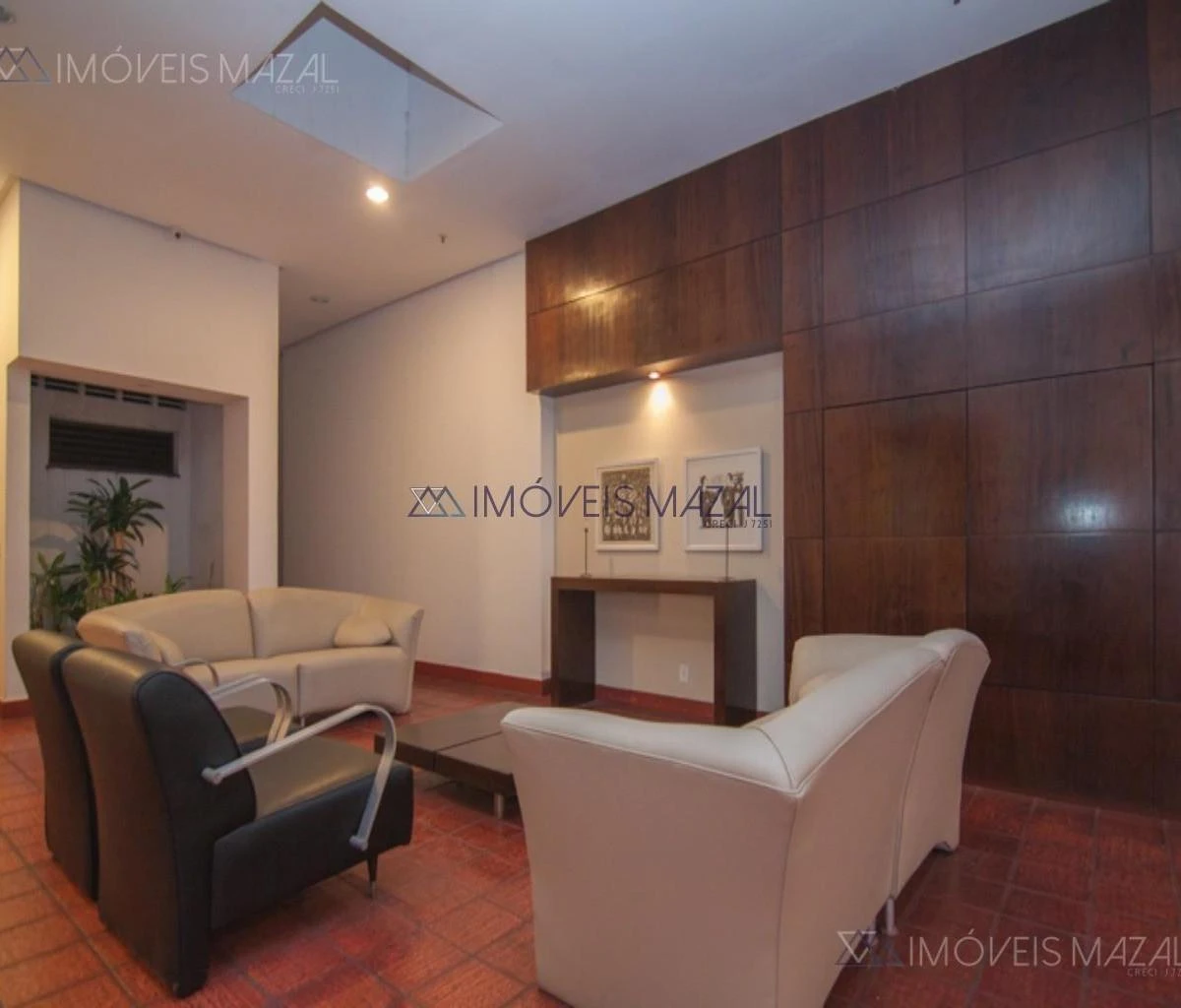 Glass-enclosed balcony in a one-bedroom apartment, 102 m² — photo 13