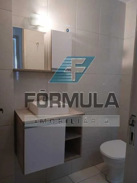 One-bedroom apartment in a building with a gym — photo 10