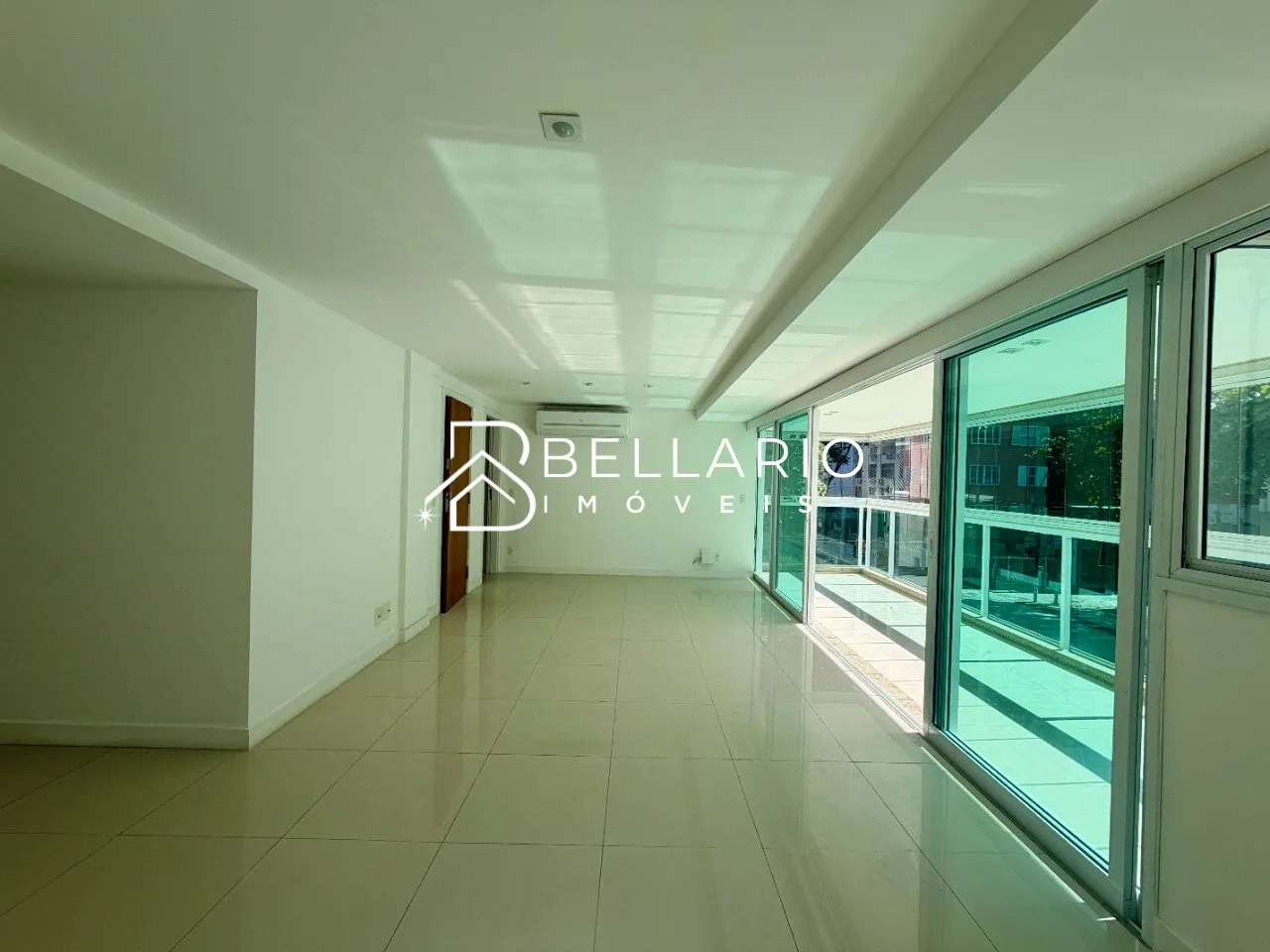 4-bedroom apartment with 5 bathrooms and glass balcony — photo 7