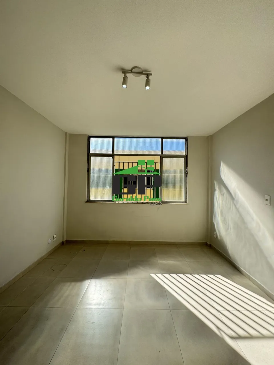 Apartment with 2 bedrooms and a laundry area — photo 9