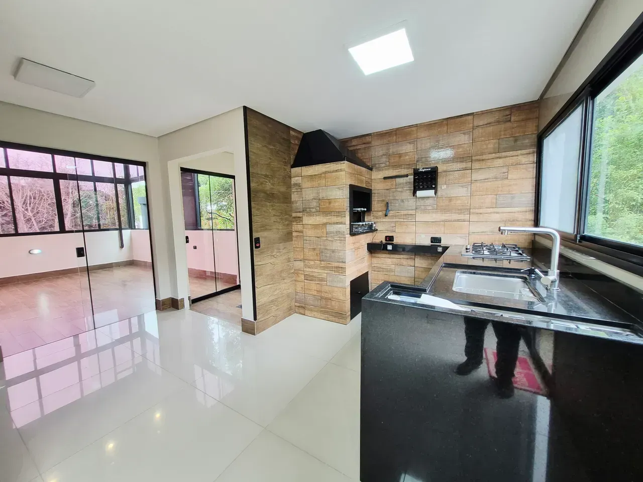 House with 3 bedrooms, 3 baths and a gas stove — photo 5