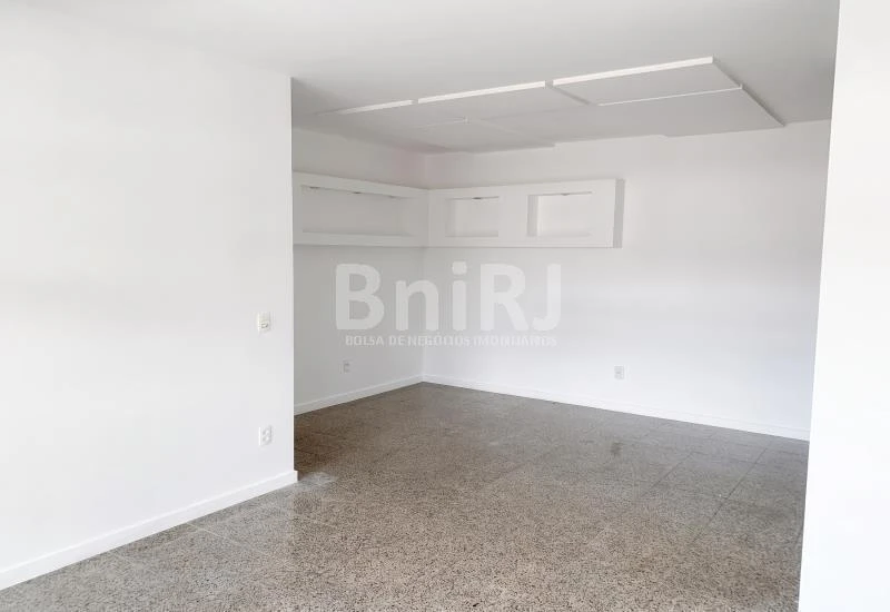 3-bedroom apartment in a building with a pool — photo 13