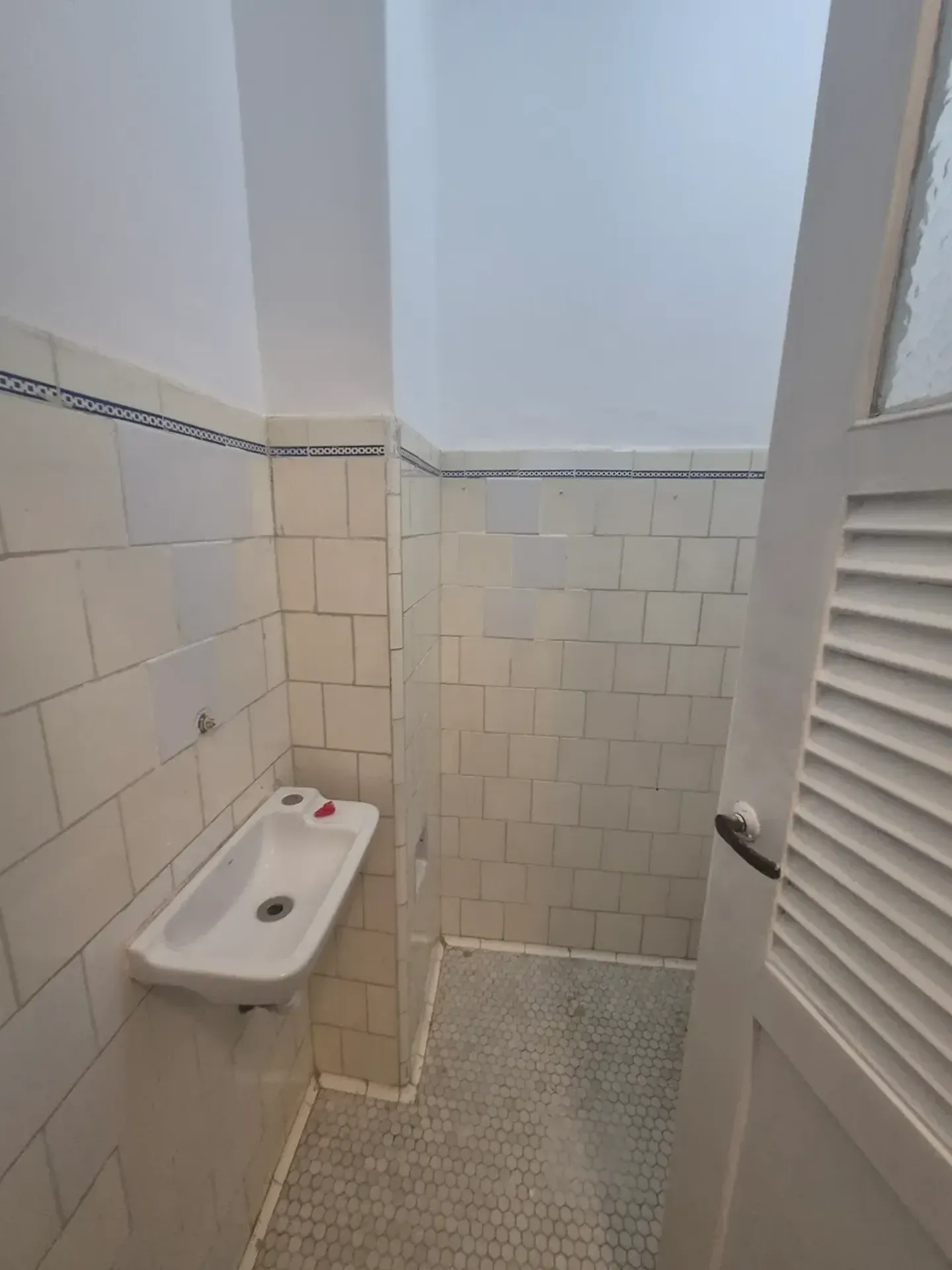 Wood or laminate floors in a 3-bedroom apartment, 129 m² — photo 19