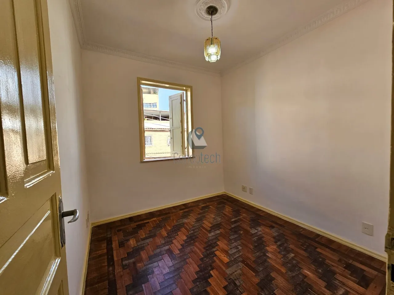 Apartamento de 2 quartos com piso de madeira ou laminado — photo 16