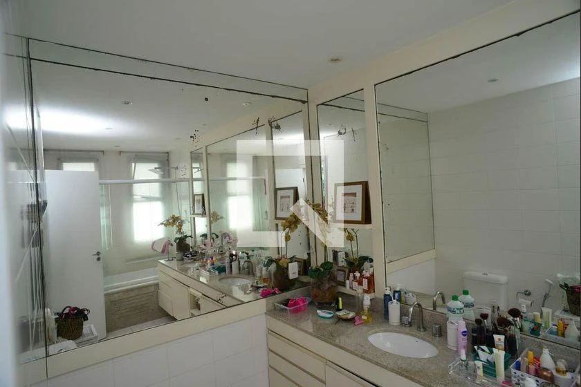 298 m² rental apartment with 4 en-suite bedrooms and balcony — photo 48
