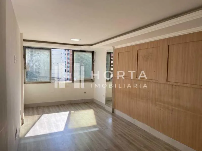 Studio on the 7th floor with wood or laminate floors — photo 3