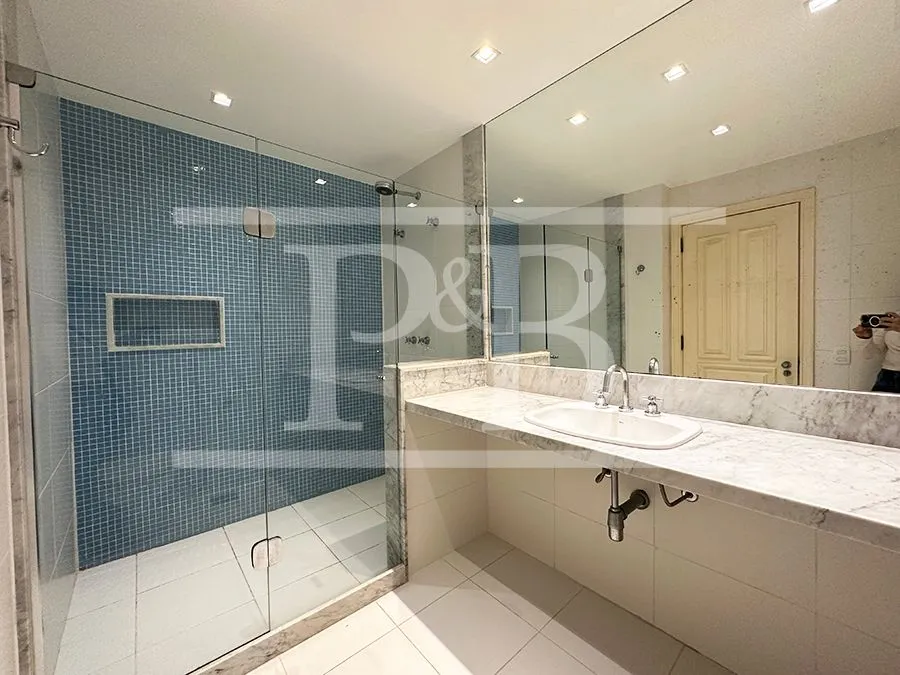 250 m² apartment with 4 bedrooms and a glassed-in balcony — photo 26