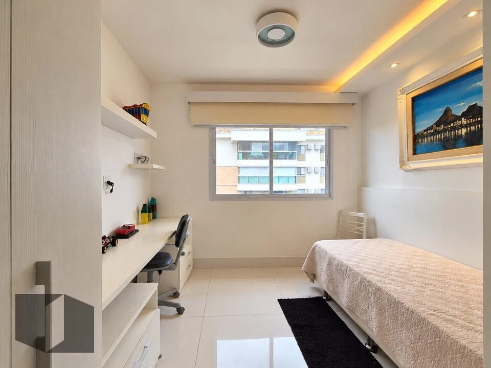 Bathtub in a 4-bedroom apartment, 226 m² — photo 16