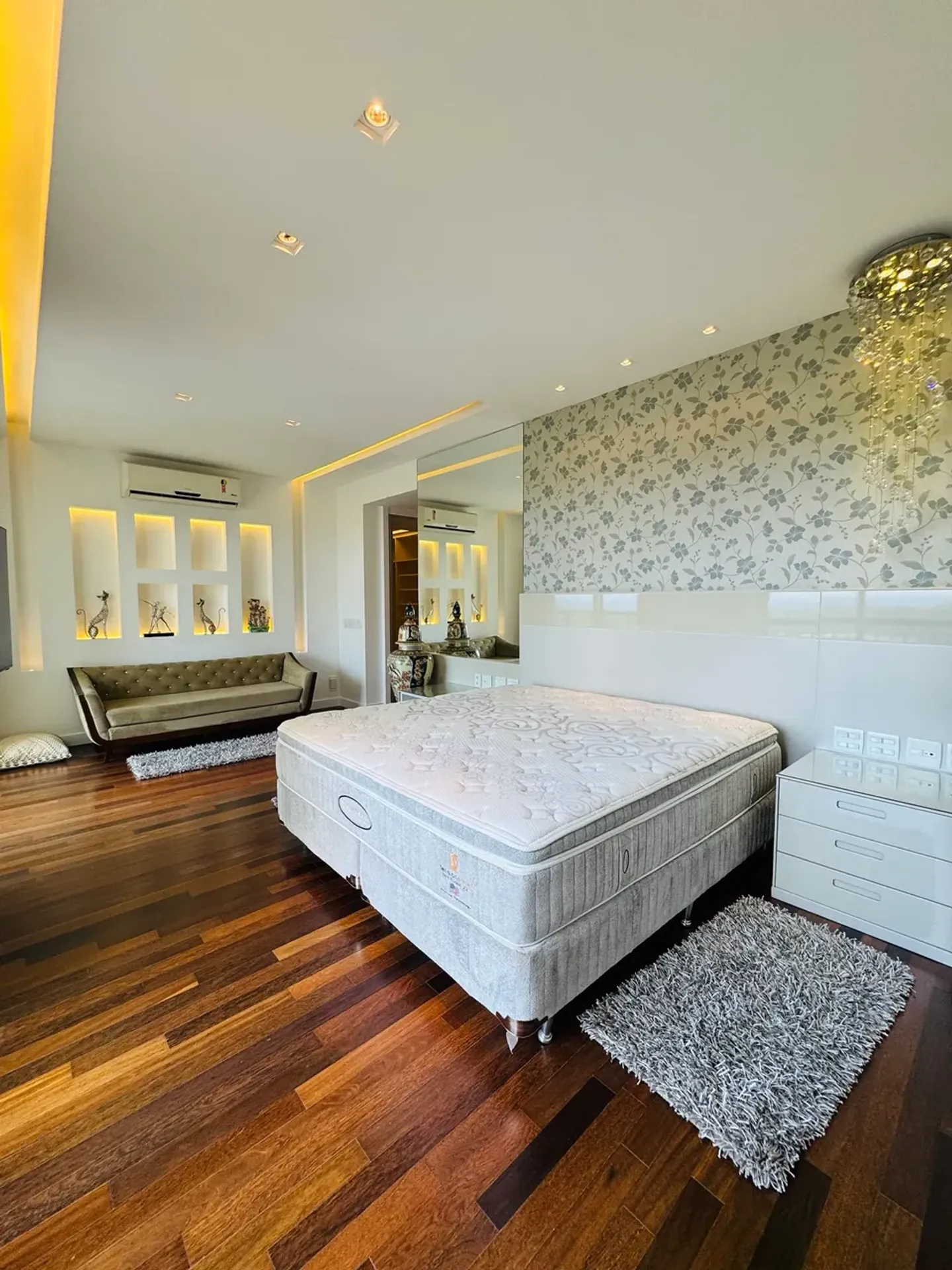 Furnished apartment, 295 m², with floor-to-ceiling windows — photo 20