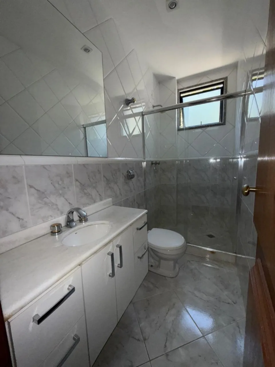 Apartamento com 4 quartos e 5 banheiros e sacada — photo 17