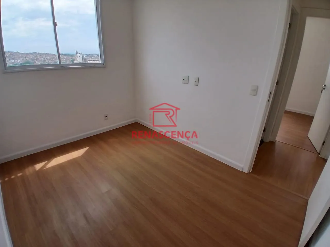 Apartamento de 2 quartos com piso de madeira ou laminado — photo 12
