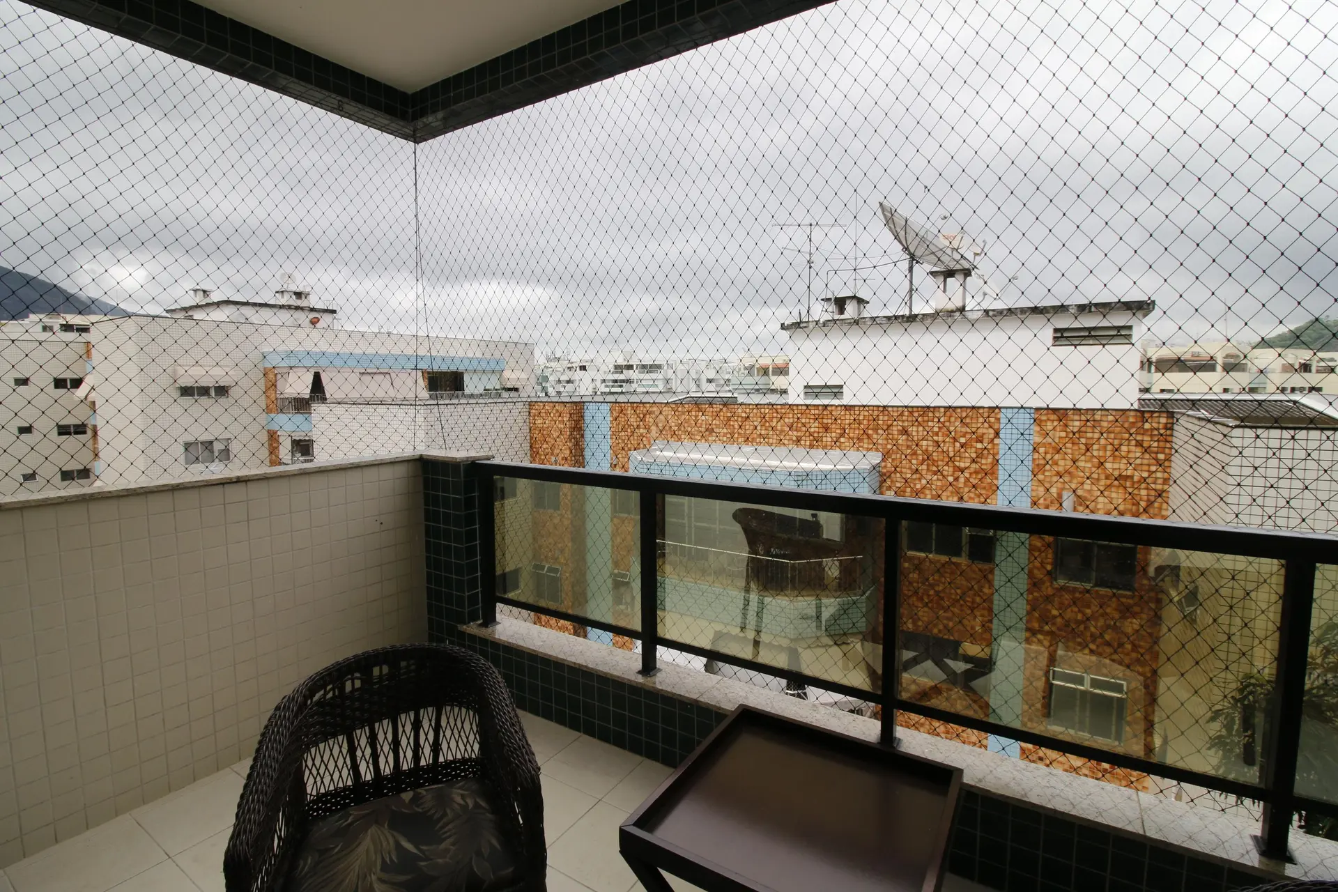 Balcony with a grill in a 4-bedroom apartment, 172 m² — photo 22