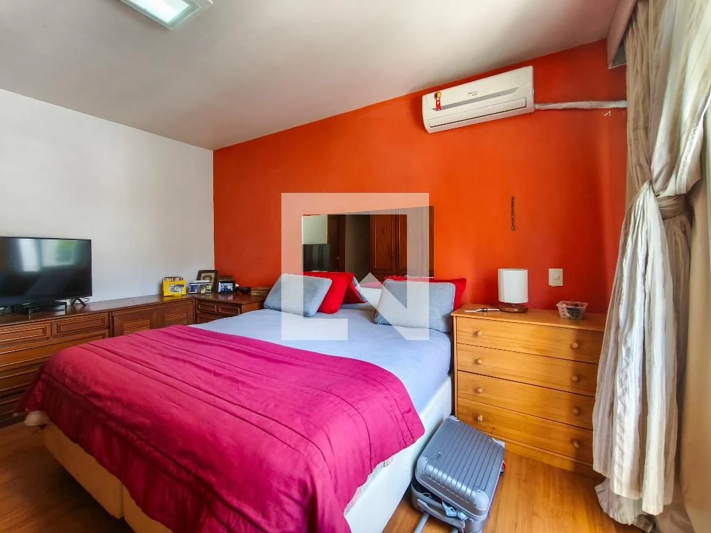 Furnished 4-bedroom apartment with balcony — photo 16