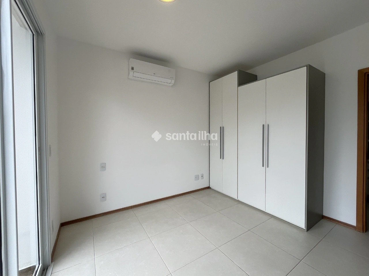 Balcony with a grill in a 2-bedroom apartment, 128 m² — photo 17