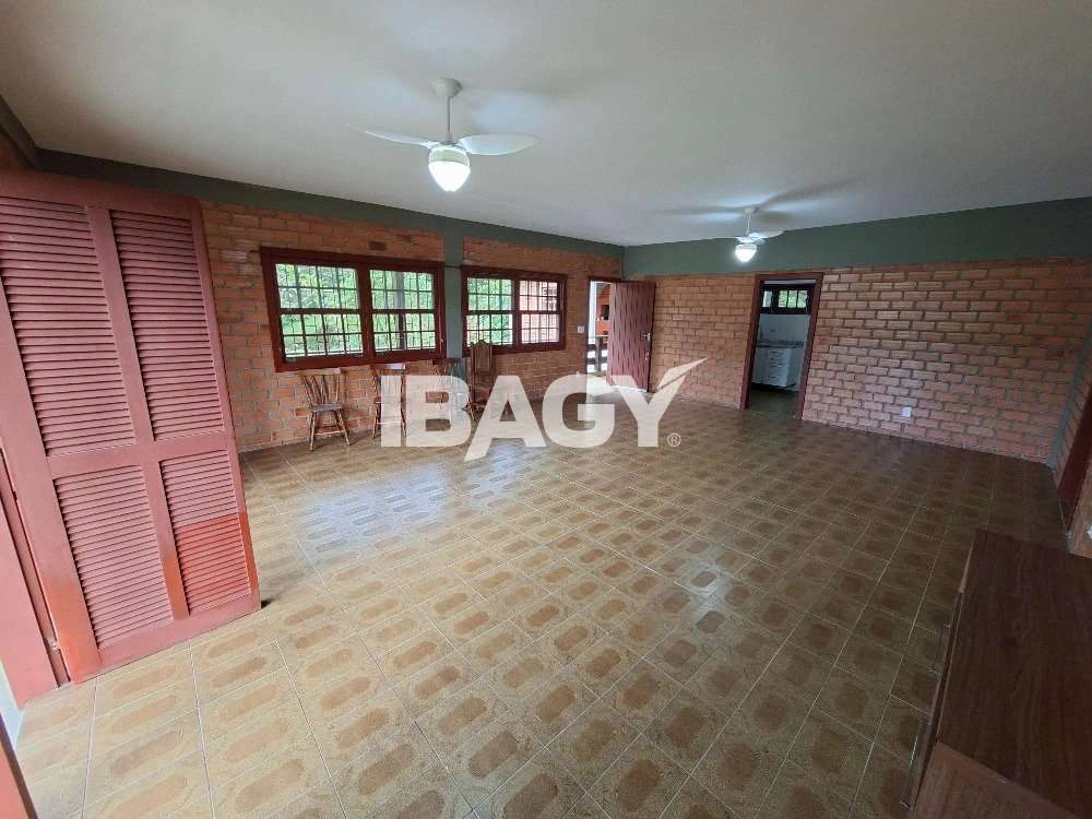 House with 4 bedrooms and 2 parking spaces — photo 4
