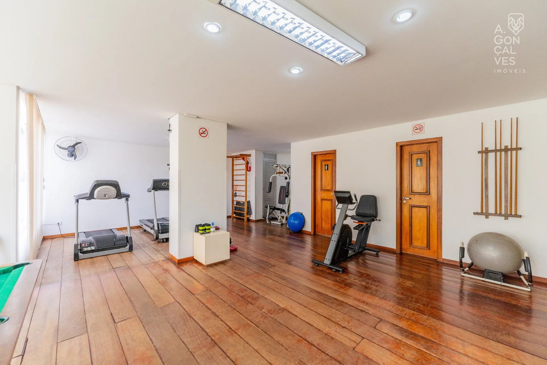 Furnished 219 m² apartment with 4 bedrooms and 2 parking spots — photo 45