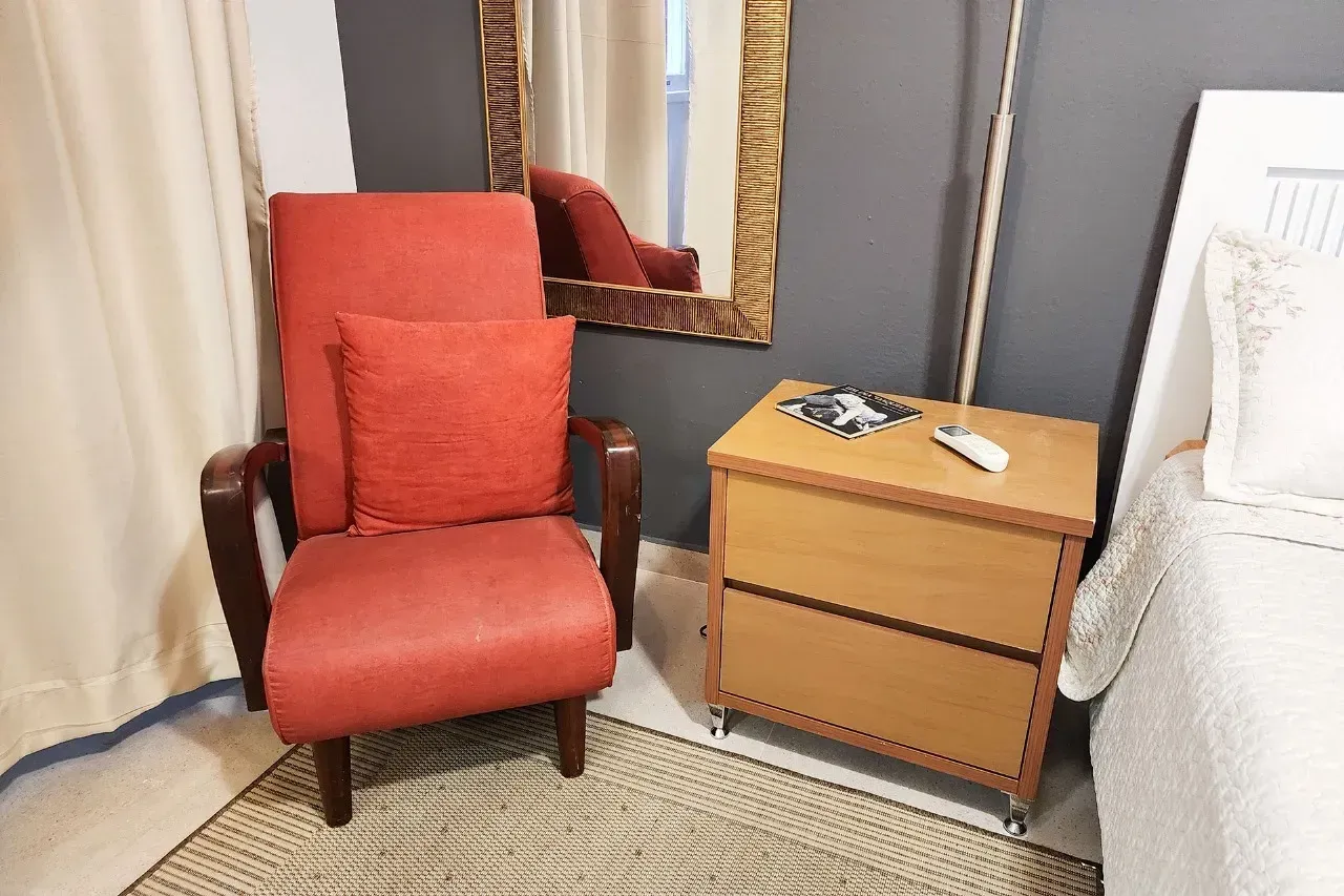One-bedroom apartment with a washing machine — photo 14