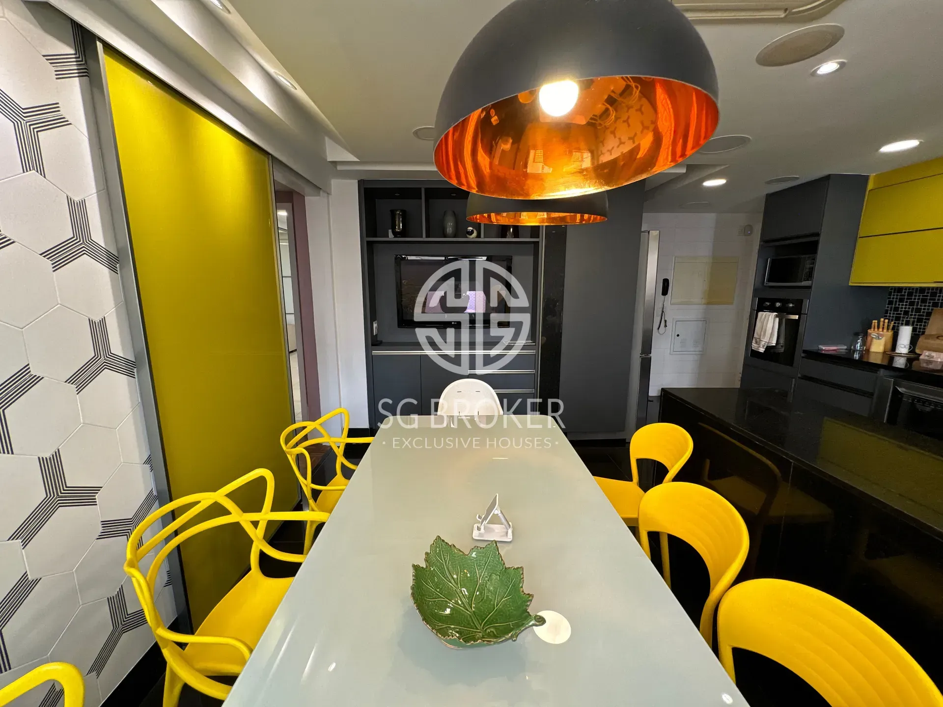 Furnished apartment with open-plan kitchen and 4 bedrooms — photo 25