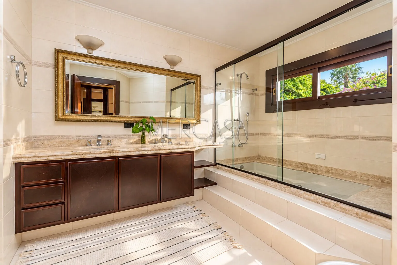 3-bedroom house with a bathtub in Curitiba — photo 21