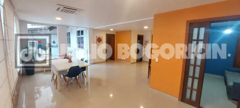 Walk-in closet in a 3-bedroom apartment, 165 m² — photo 18