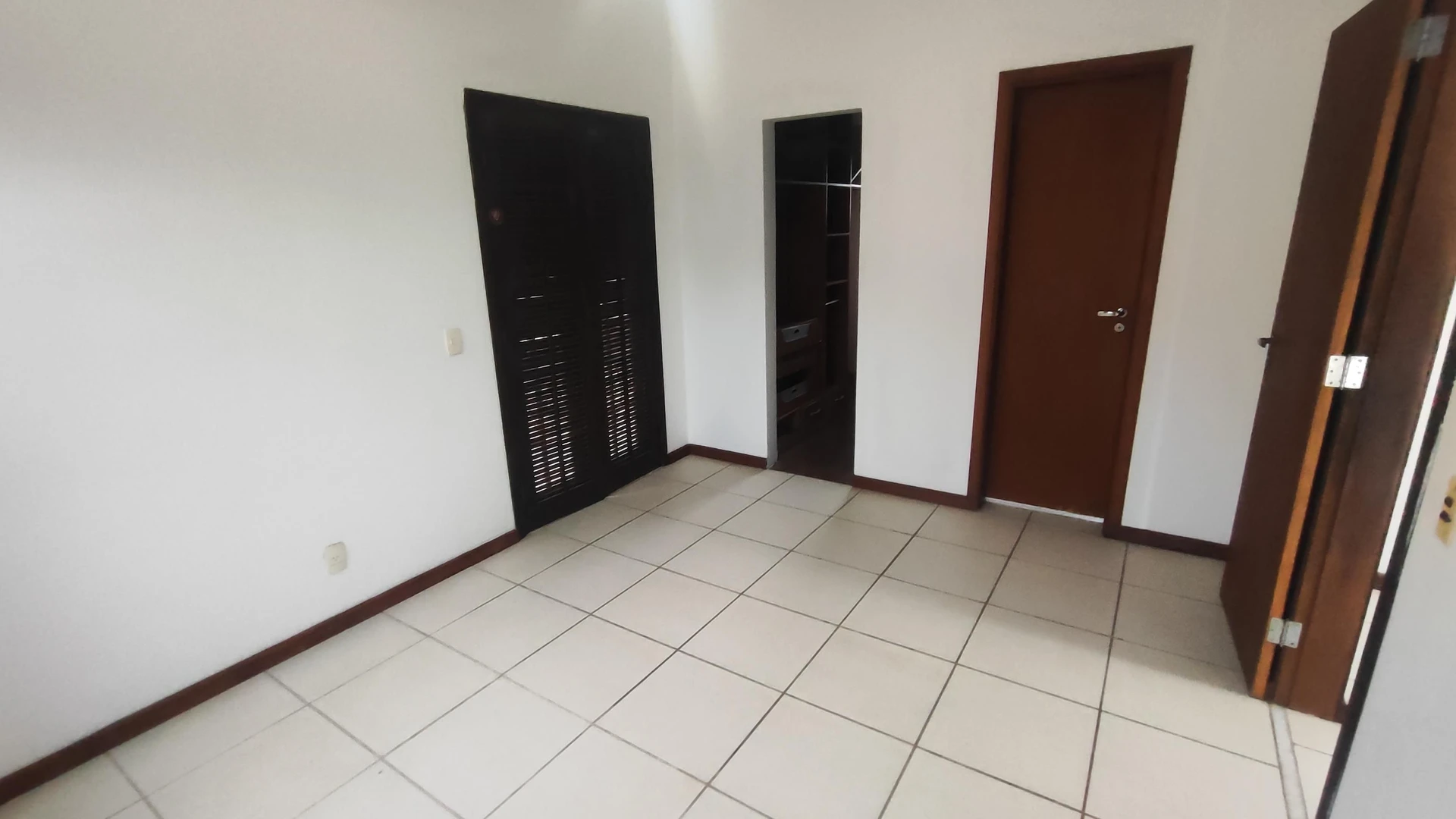 House with 3 bedrooms, 1 en-suite and 4 bathrooms — photo 41