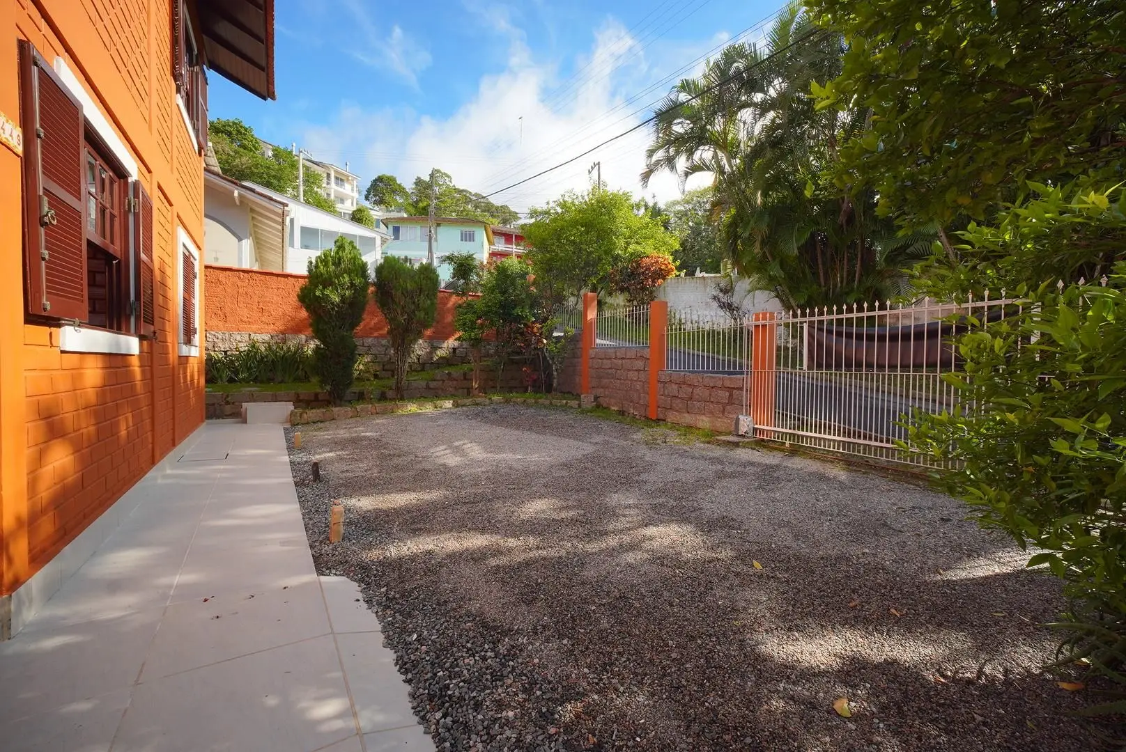 4-bedroom house with a garden — photo 9