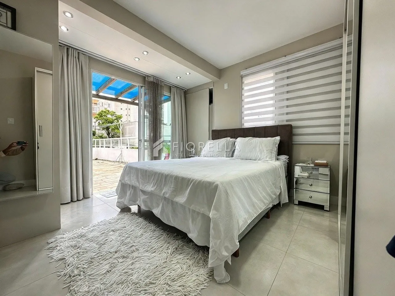 Furnished apartment, 184 m², with a glass-enclosed balcony — photo 3