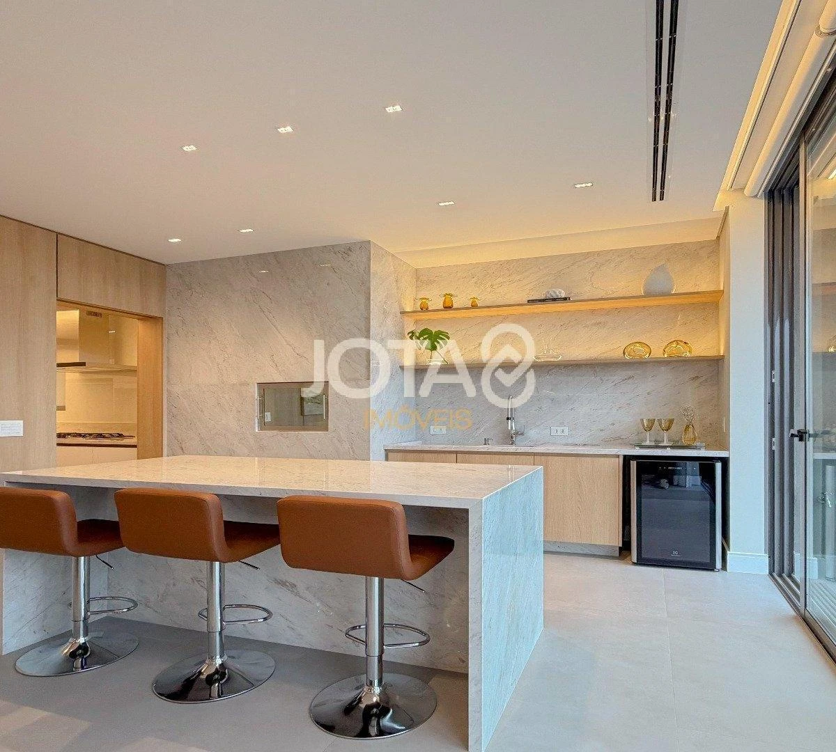 Furnished 195 m² apartment with 2 en-suite bedrooms — photo 2