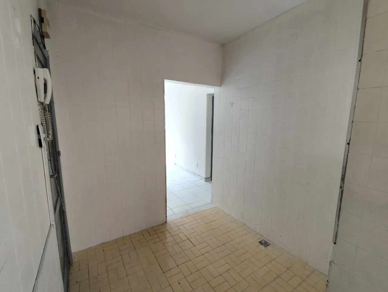 Apartment with 2 bedrooms and a glass shower enclosure — photo 9