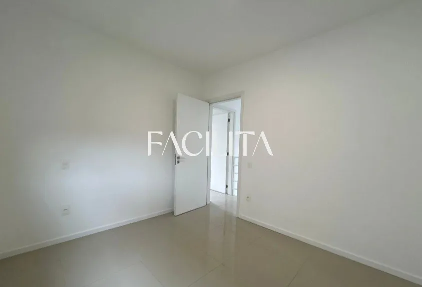 Casa com 3 quartos e cozinha americana com fogão — photo 30
