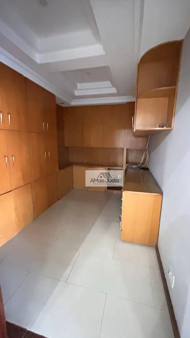 4-bedroom apartment in a building with a pool — photo 23