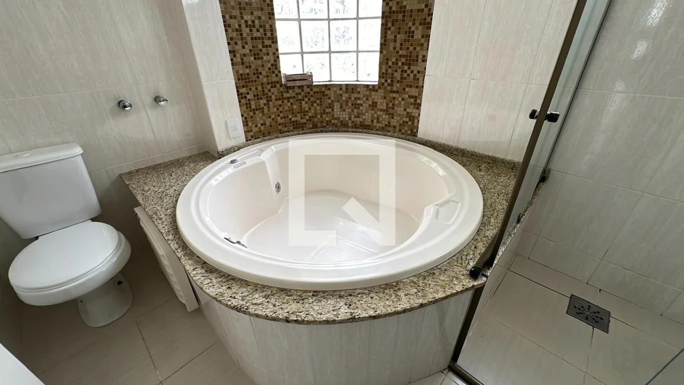 3-bedroom house with a glass-enclosed balcony in Curitiba — photo 41