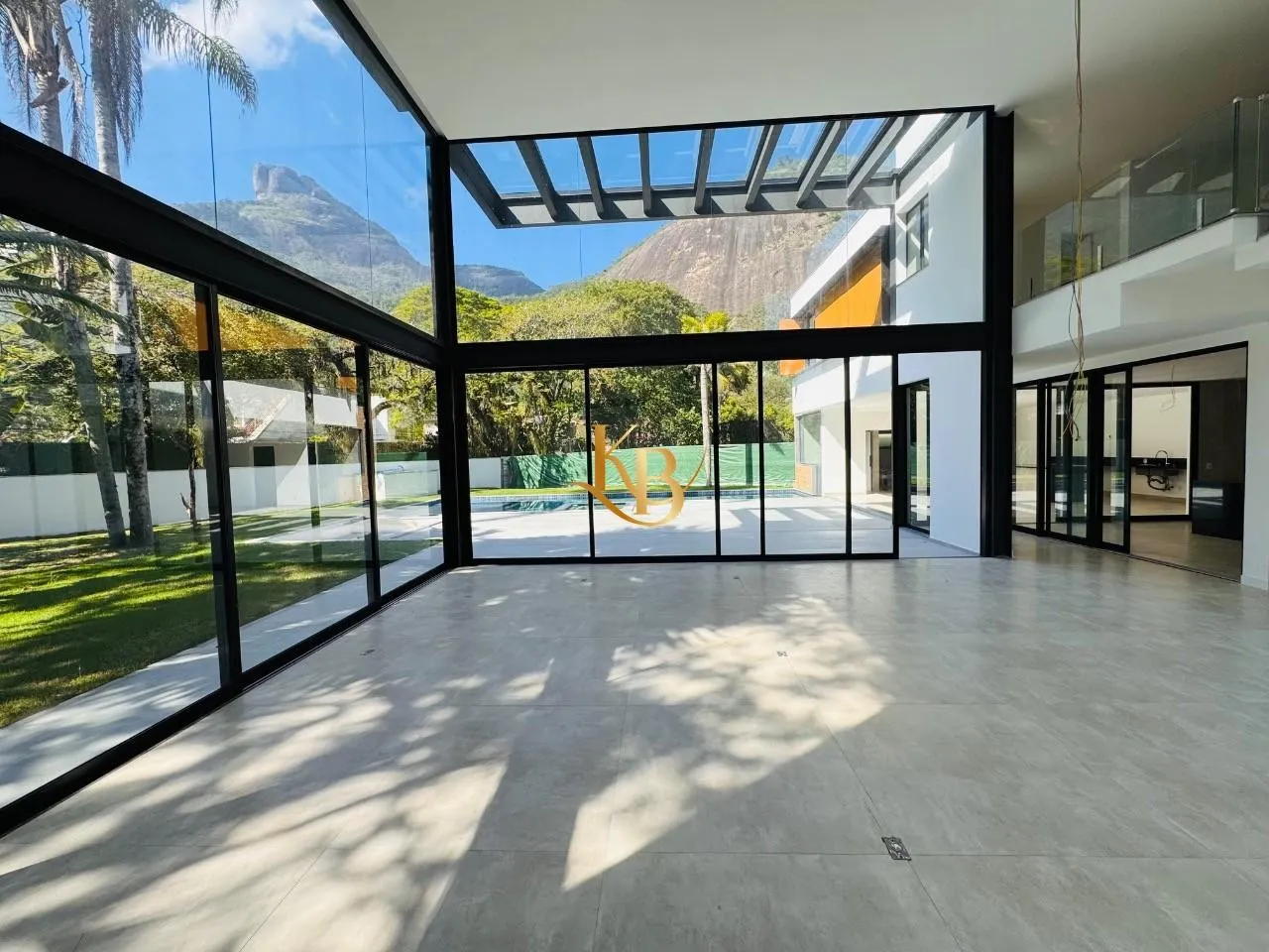 Casa com 5 quartos e área de piscina ao ar livre — photo 18