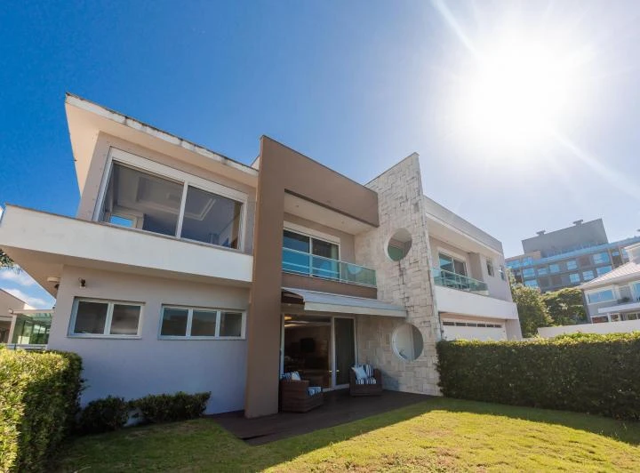 600 m² house with 5 en-suite bedrooms and 3 parking — photo 3